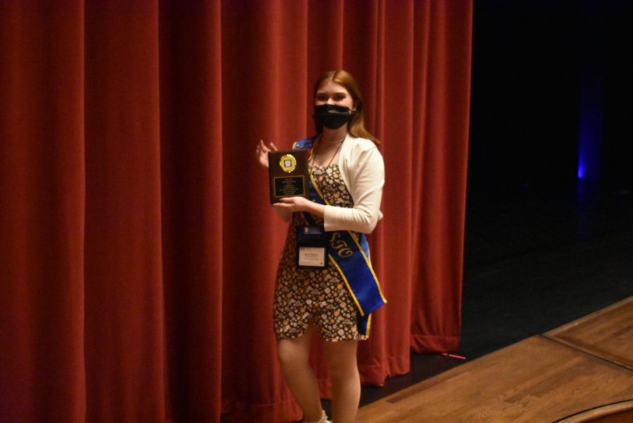 Lauren+Molenda+shows+off+her+award+at+the+State+Thespian+Competition.