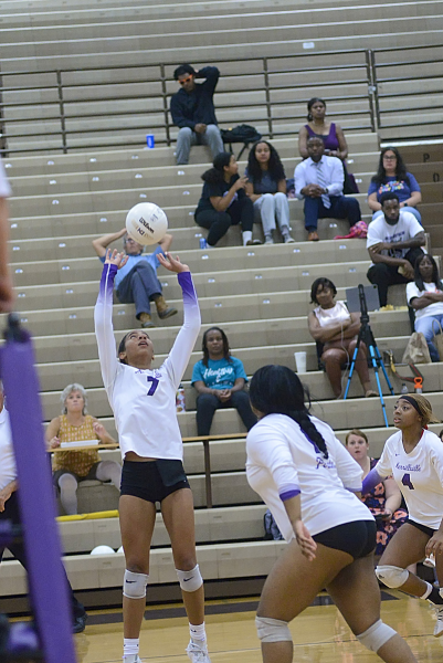 Sophomore celebrated after scoring 1,000 assists for volleyball team